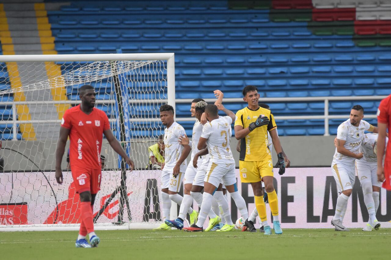 El América de Cali pierde parcialmente 1-2.