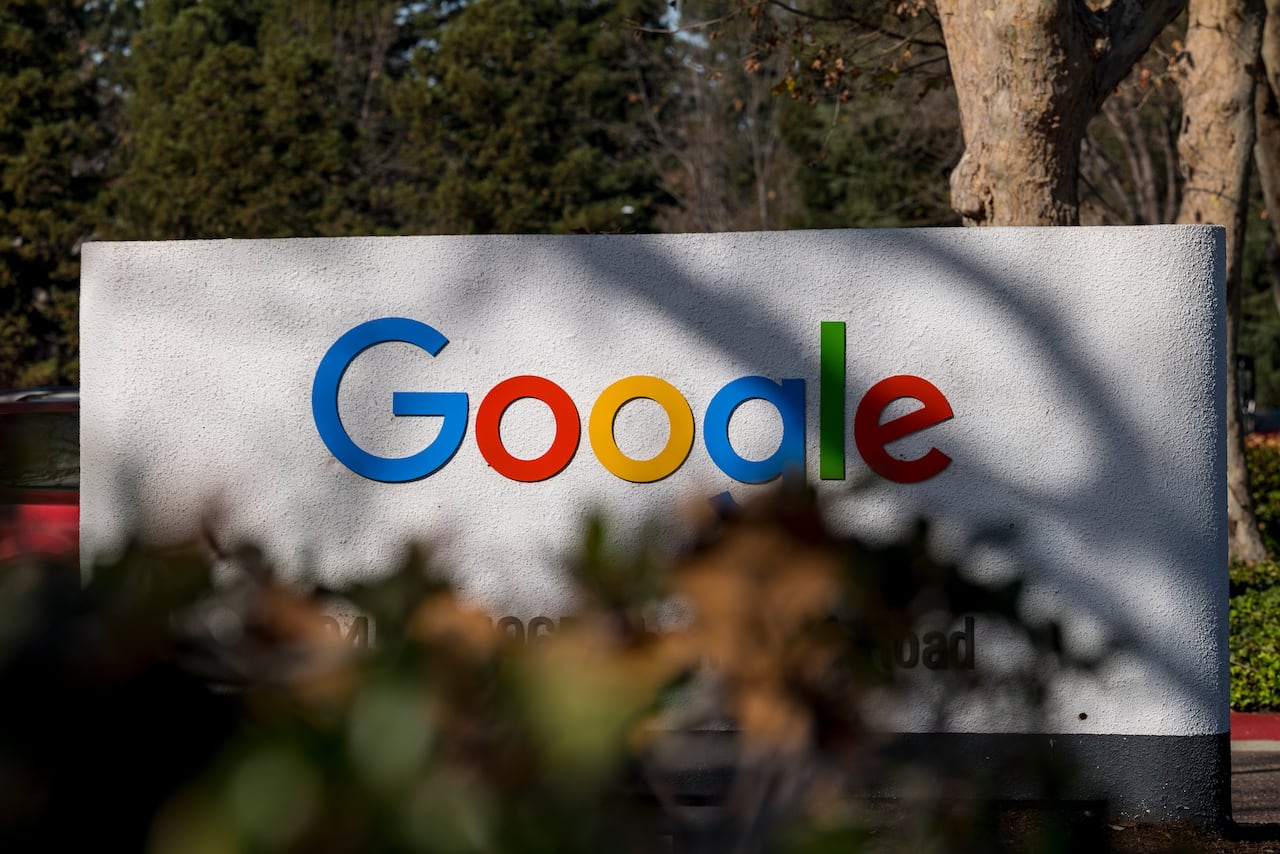 Señalización en la entrada de un edificio en el campus de Google en Mountain View, California, EE. UU., El miércoles 16 de diciembre de 2020. El miércoles, el fiscal general de Texas, Ken Paxton, presentó una demanda antimonopolio contra Google de Alphabet Inc. En su centro hay una afirmación audaz: Google se confabuló con su archirrival Facebook Inc. en un acuerdo ilegal para manipular subastas de publicidad en línea, una industria que dominan las dos empresas. Fotógrafo: David Paul Morris / Bloomberg a través de Getty Images