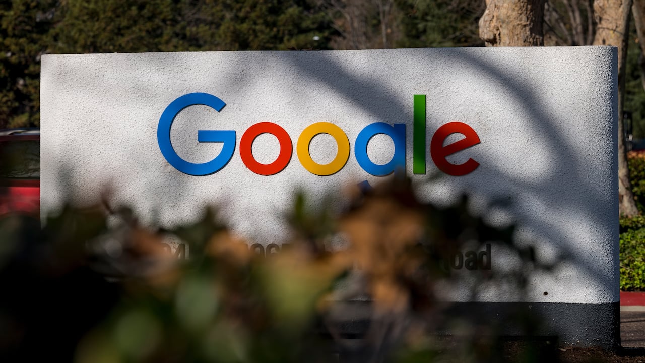 Señalización en la entrada de un edificio en el campus de Google en Mountain View, California, EE. UU., El miércoles 16 de diciembre de 2020. El miércoles, el fiscal general de Texas, Ken Paxton, presentó una demanda antimonopolio contra Google de Alphabet Inc. En su centro hay una afirmación audaz: Google se confabuló con su archirrival Facebook Inc. en un acuerdo ilegal para manipular subastas de publicidad en línea, una industria que dominan las dos empresas. Fotógrafo: David Paul Morris / Bloomberg a través de Getty Images