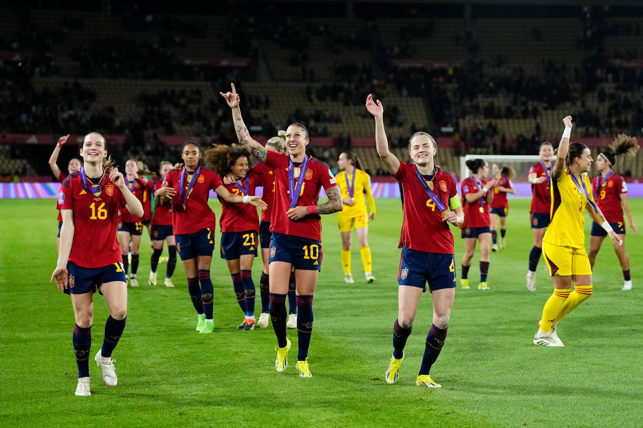 Las jugadoras españolas celebran tras ganar el partido final de fútbol de la Liga de Naciones Femenina entre España y Francia en el estadio La Cartuja de Sevilla, España, el miércoles 28 de febrero de 2024. España ganó 2-0. (Foto AP/José Bretón)