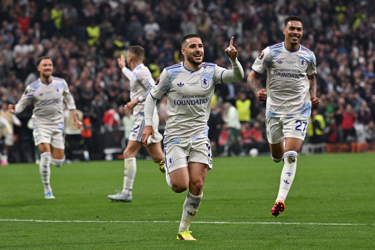El centrocampista argentino del Aston Villa, Emiliano Buendía, número 10, celebra el gol que puso el 0-2 en el marcador junto a sus compañeros durante la final de la UEFA Europa League entre el SC Freiburg y el Aston Villa en el Besiktas Park de Estambul, el 20 de mayo de 2026. (Foto de Andrej ISAKOVIC / AFP)