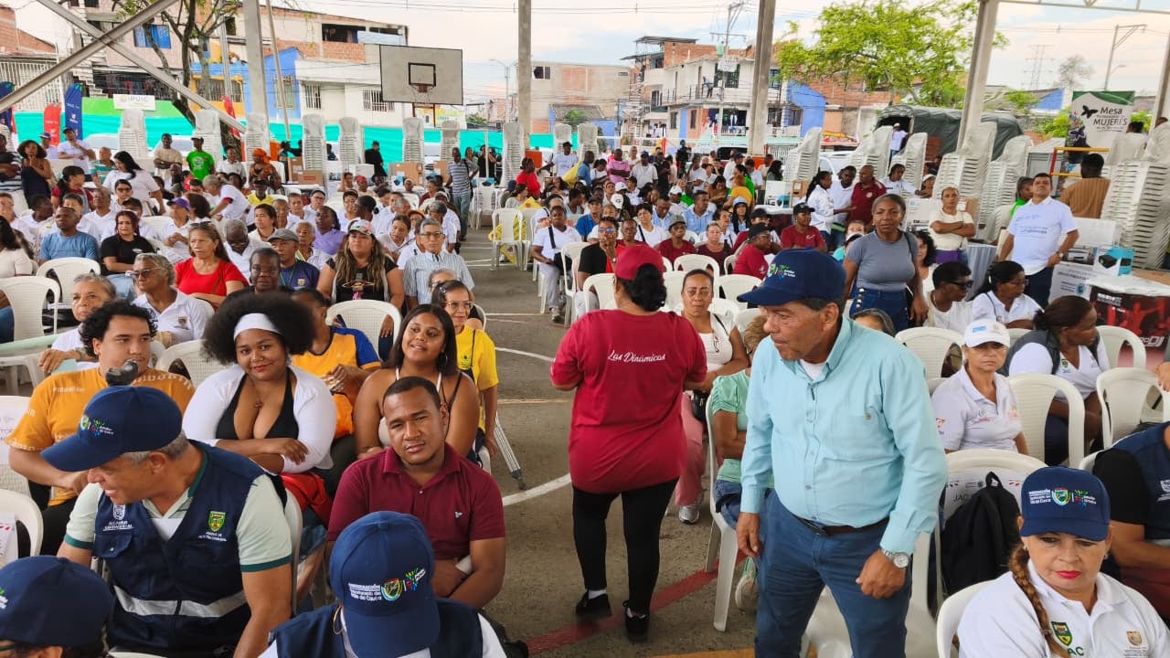 Acto simbólico de la primera piedra de la Unidad Deportiva de Oriente. Proyecto ubicado en el barrio Los Naranjos II de la Comuna 14.