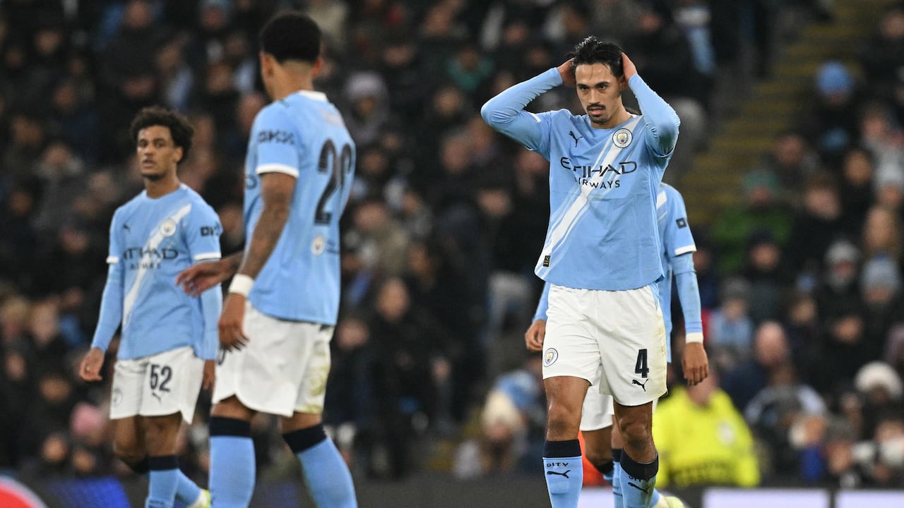 El centrocampista holandés #04 del Manchester City, Tijjani Reijnders (der.), y los jugadores del City reaccionan tras recibir el primer gol durante el partido de la fase de liga de la UEFA Champions League entre el Manchester City y el Bayer Leverkusen en el Etihad Stadium en Manchester, noroeste de Inglaterra, el 25 de noviembre de 2025. (Foto de Oli SCARFF / AFP)