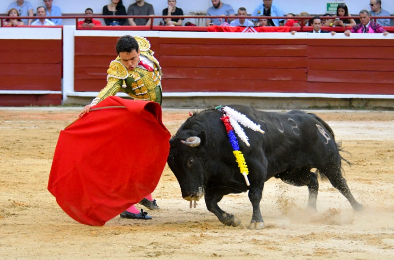 El colombiano Juan de Castilla, durante la lidia de uno de sus ejemplares en la primera corrida de abono de la Feria de Cali.