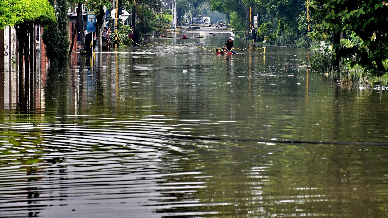 Inundaciones en el oriente de Cali tras lluvias en la madrugada de este martes. fotos Raúl Palacios
