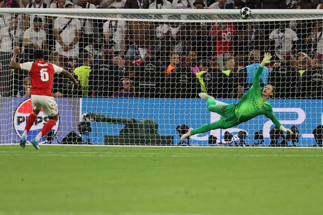 El defensa brasileño del Arsenal, Gabriel Magalhaes (número 6), dispara pero falla el penalti decisivo durante la final de la Liga de Campeones de la UEFA entre el Paris Saint-Germain (PSG) y el Arsenal FC en el Puskás Arena de Budapest el 30 de mayo de 2026. (Foto de Odd ANDERSEN / AFP)