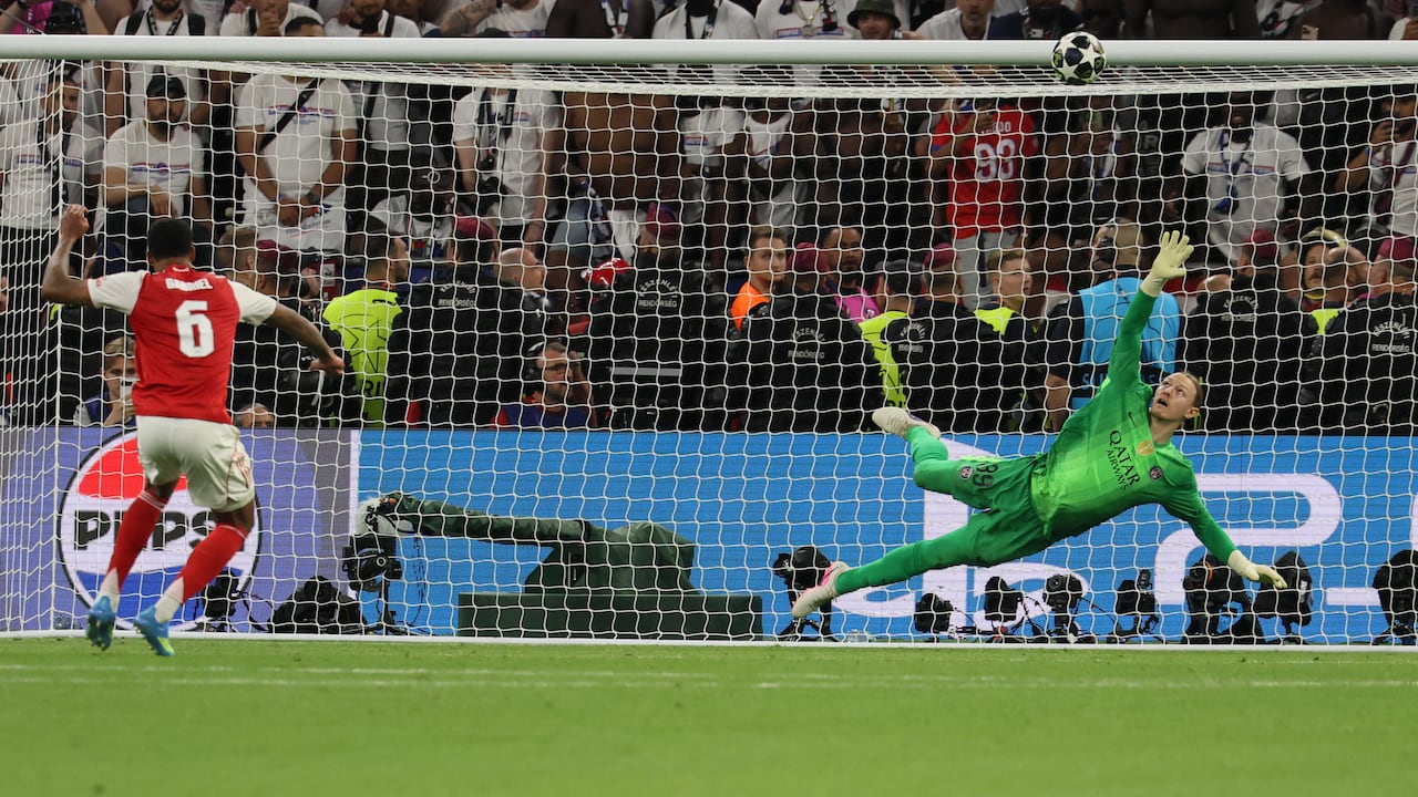 El defensa brasileño del Arsenal, Gabriel Magalhaes (número 6), dispara pero falla el penalti decisivo durante la final de la Liga de Campeones de la UEFA entre el Paris Saint-Germain (PSG) y el Arsenal FC en el Puskás Arena de Budapest el 30 de mayo de 2026. (Foto de Odd ANDERSEN / AFP)