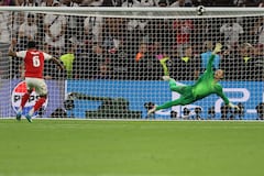 El defensa brasileño del Arsenal, Gabriel Magalhaes (número 6), dispara pero falla el penalti decisivo durante la final de la Liga de Campeones de la UEFA entre el Paris Saint-Germain (PSG) y el Arsenal FC en el Puskás Arena de Budapest el 30 de mayo de 2026. (Foto de Odd ANDERSEN / AFP)