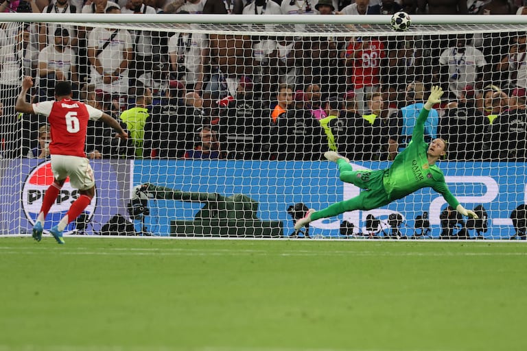 El defensa brasileño del Arsenal, Gabriel Magalhaes (número 6), dispara pero falla el penalti decisivo durante la final de la Liga de Campeones de la UEFA entre el Paris Saint-Germain (PSG) y el Arsenal FC en el Puskás Arena de Budapest el 30 de mayo de 2026. (Foto de Odd ANDERSEN / AFP)