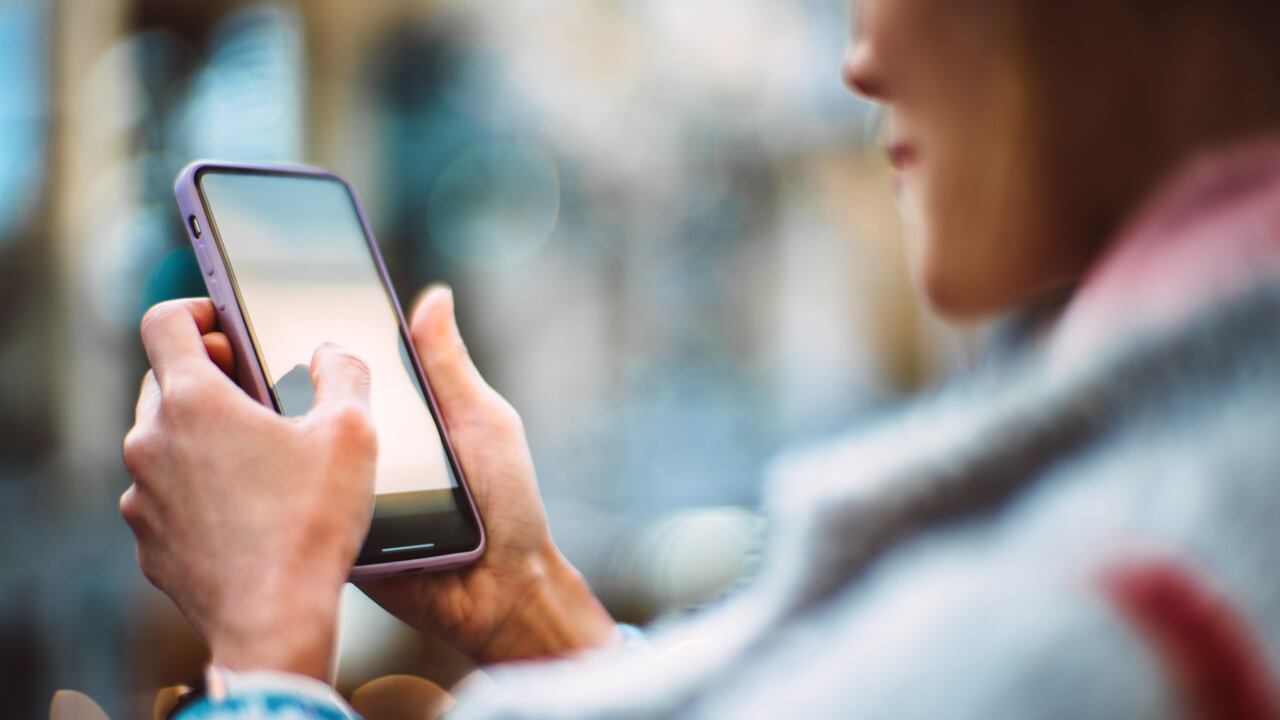 El cuerpo del teléfono, especialmente si está fabricado con materiales como plástico o vidrio, puede sufrir daños por caídas o impactos fuertes.