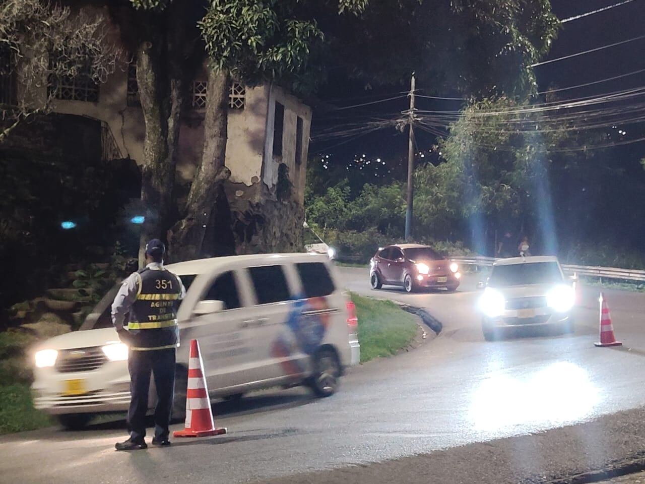 Las autoridades de tránsito hacen control en la vía.