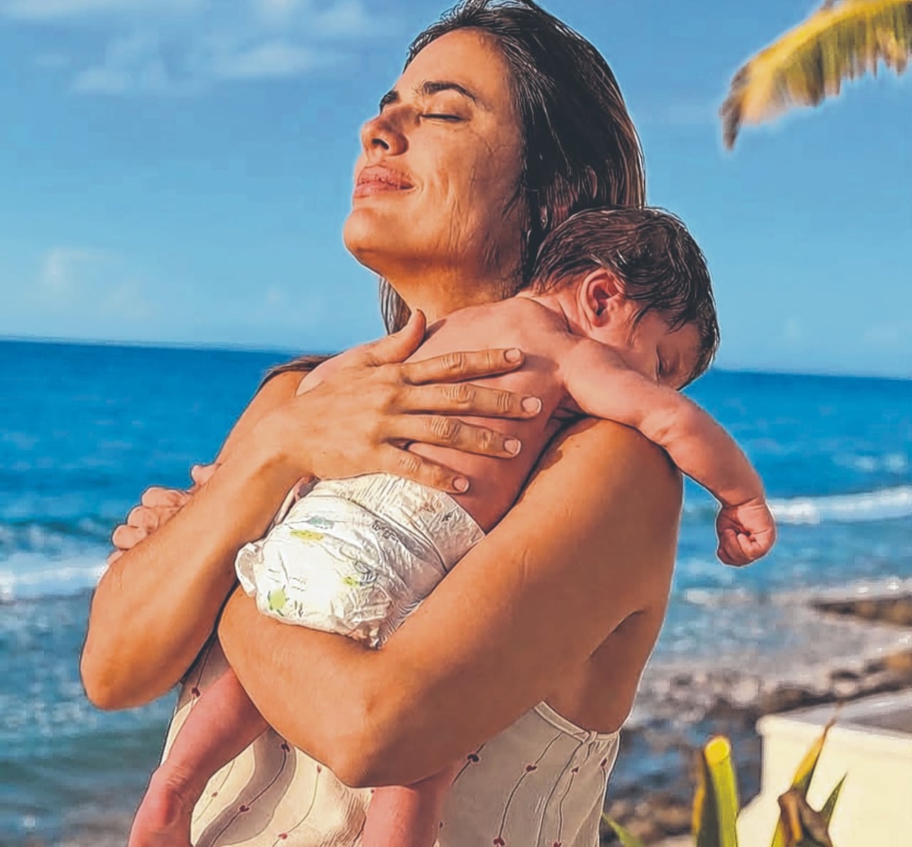 Carolina Ramírez dio la bienvenida a su primer hijo a los 42 años de edad. “Ser mamá me ha enseñado a valorar los pequeños momentos y a entender que la felicidad está en lo cotidiano”, expresó la actriz