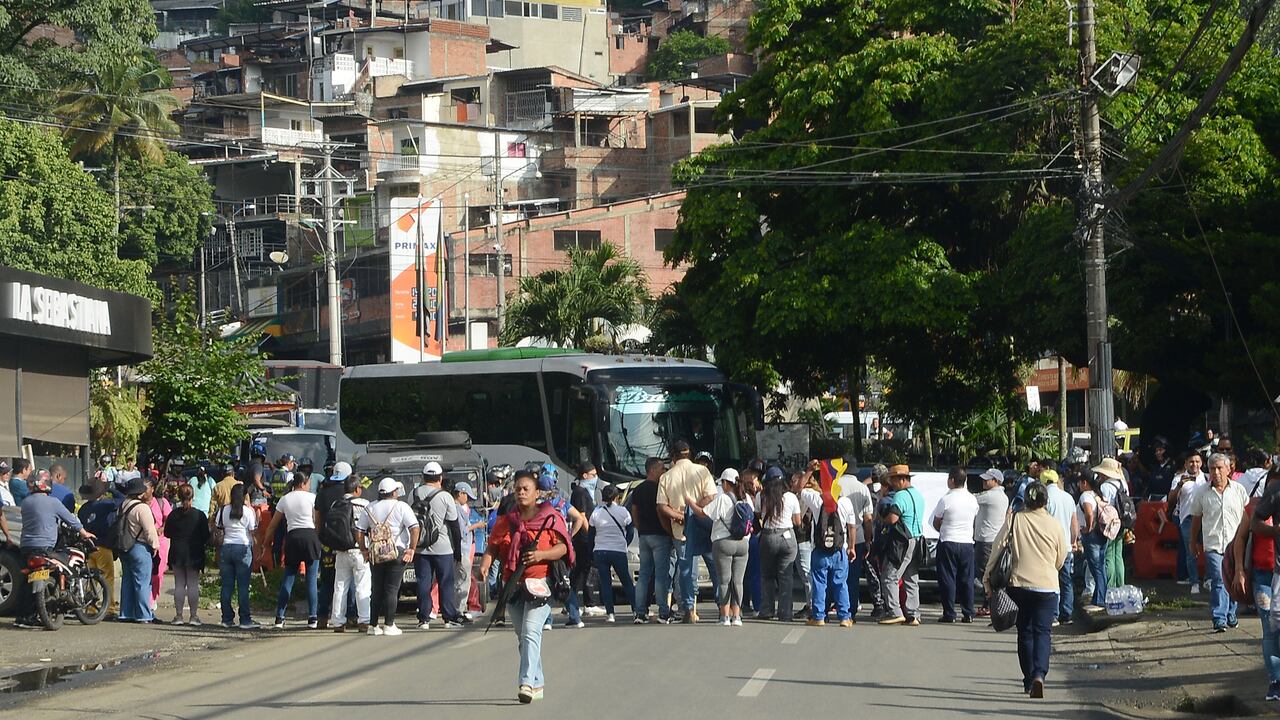 Cali: Protestas de habitantes de la zona rural aledaña a Cali exigiendo arreglos en las vías rurales por mal estado de estas.. Portada al mar y subida a Golondrinas por Chipichape. foto José L Guzmán. EL País