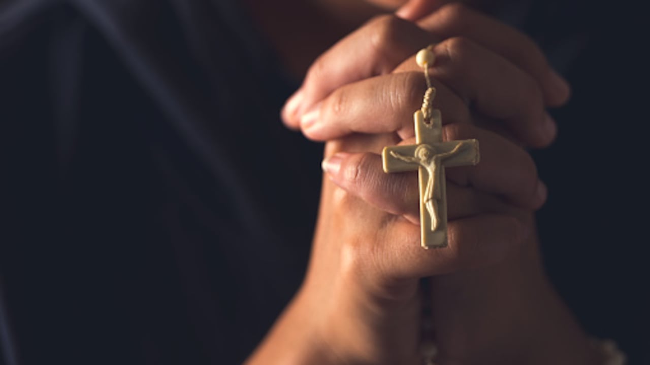 Orar es el acto de hablar con Dios u otros seres en los que las personas suelen creer.