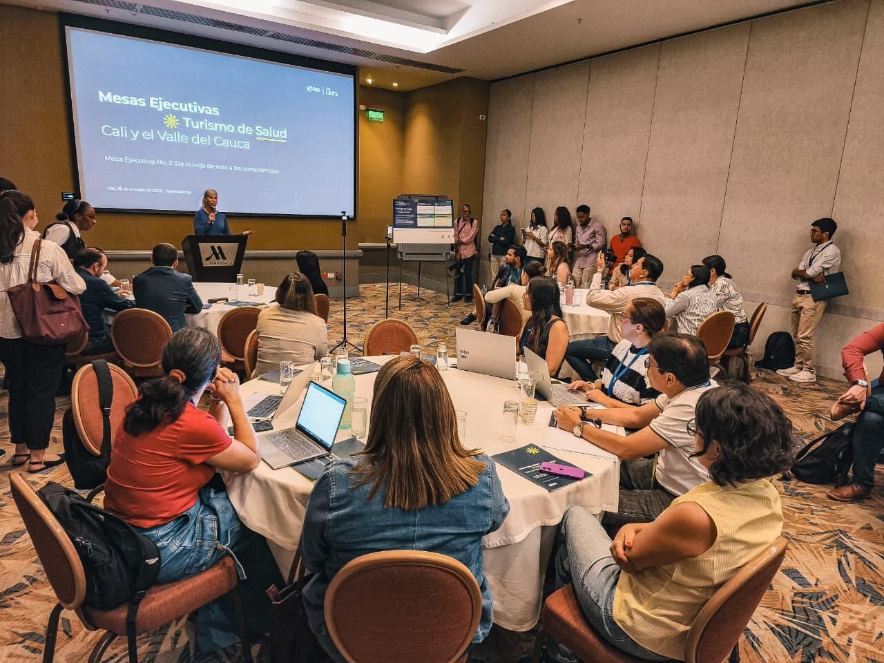 La gobernadora del Valle del Cauca, Dilian Francisca Toro, y el alcalde de Cali, Alejandro Eder, lideraron la Mesa Ejecutiva de Turismo en Salud junto al Banco Interamericano de Desarrollo (BID) y representantes de los sectores salud y turismo.