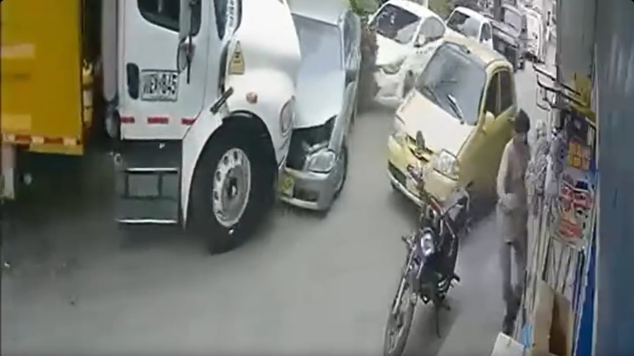 camión recolector perdió el control en Yumbo y por segundos no arrolló a dos personas