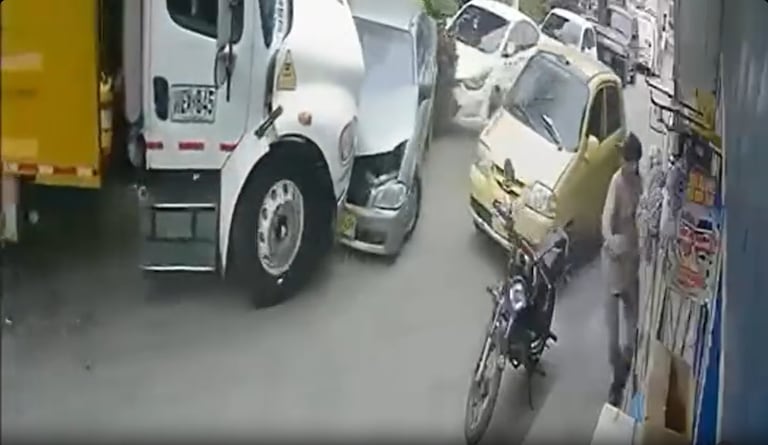 camión recolector perdió el control en Yumbo y por segundos no arrolló a dos personas