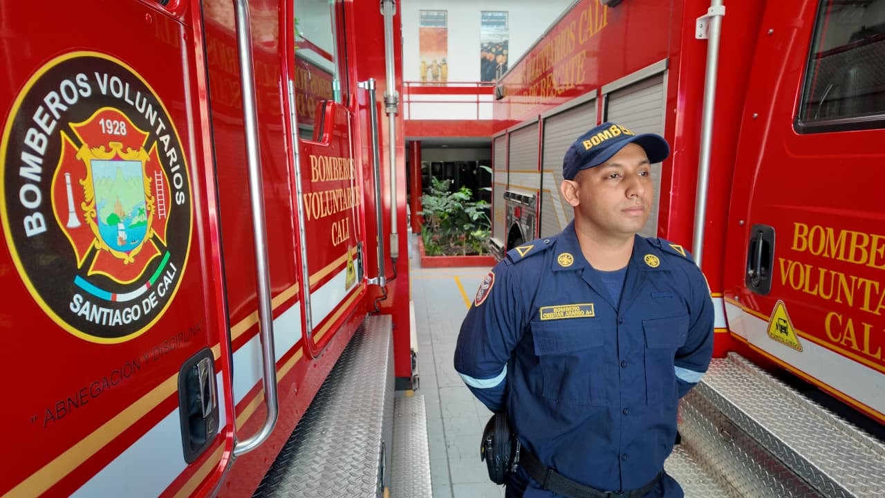 Cristian David Arango es rescatista del componente de búsqueda tecnológica del Usarcol-1. Lleva once años como bombero en Cali.