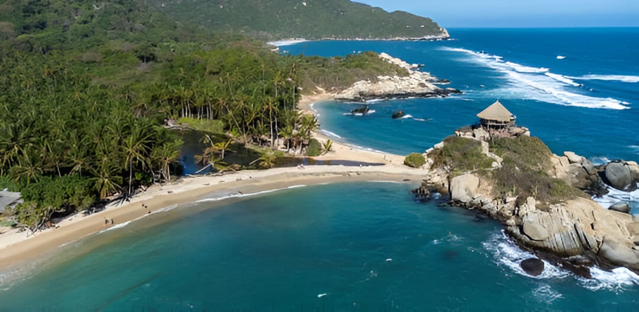 una lista interactiva con las 100 playas más icónicas del mundo, seleccionadas por un panel de expertos quienes tuvieron en cuenta tres criterios clave: cultura playera, conexión con la naturaleza y armonía visual.