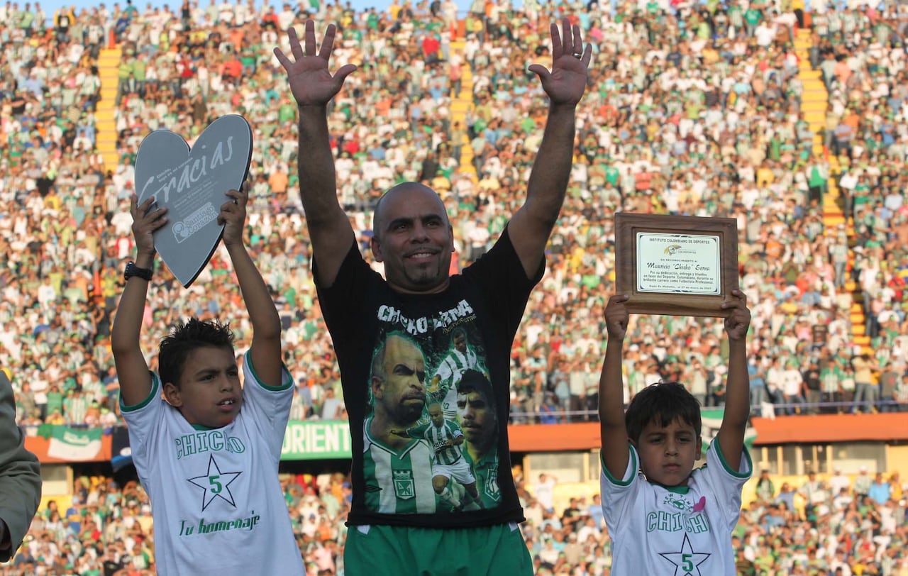 Mauricio Serna el día de su despedida del fútbol en Medellín. A la izquierda su hijo Lucas, hoy en el Pereira.