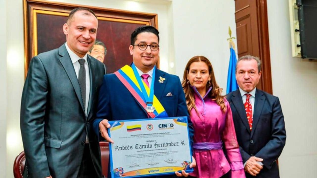 Cónsul general de Colombia en México, Andrés Hernández, recibió distinción en el Congreso de la República de Colombia por proteger a los inmigrantes.