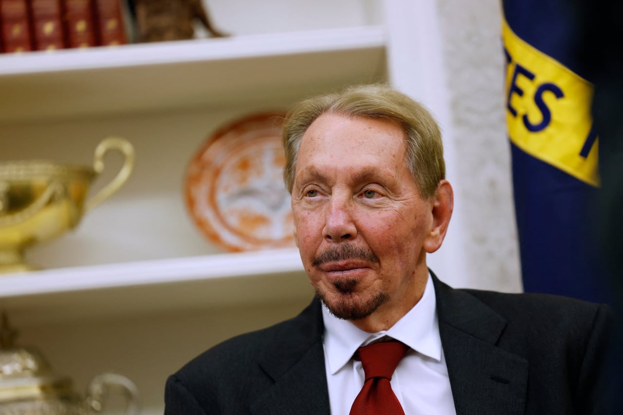 El cofundador, director de tecnología y presidente ejecutivo de Oracle, Larry Ellison, escucha al presidente estadounidense Donald Trump hablar con la prensa en la Oficina Oval de la Casa Blanca el 3 de febrero de 2025 en Washington, D. C. Tras firmar una serie de órdenes ejecutivas y proclamaciones, Trump habló con la prensa sobre diversos temas, incluyendo las recientes negociaciones con México sobre aranceles.
