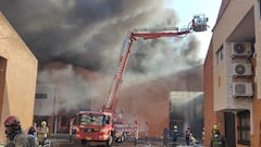 Varias unidades de Bombero atienden un incendio que se presentó en una bodega en el barrio Porvenir. Fotos El País