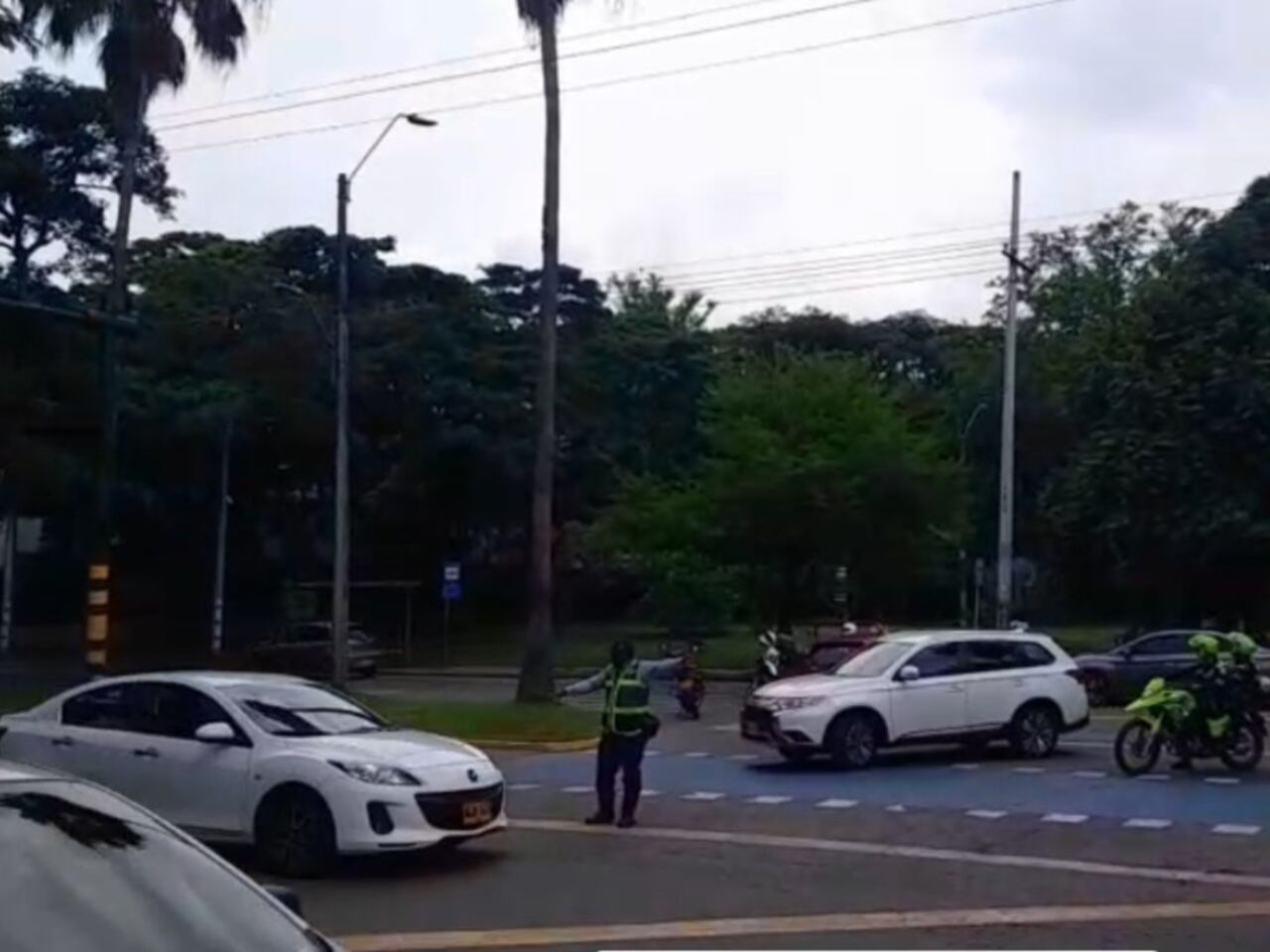 Los uniformados de la Secretaría de Movilidad se han desplegado para facilitar la circulación de vehículos en el sur de la ciudad.