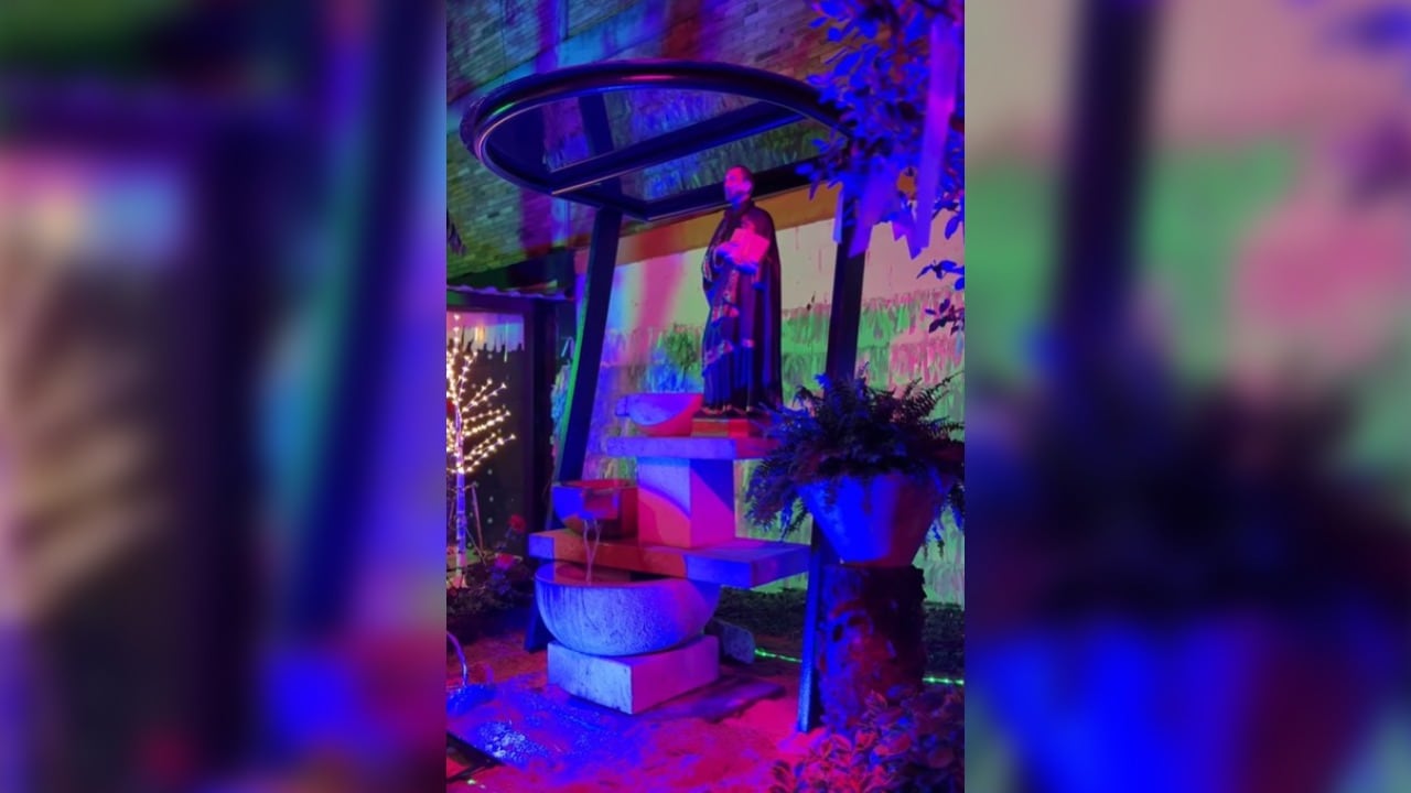 El pesebre que simboliza la luz y esperanza de la Navidad.