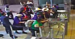 De esta manera, decenas de indígenas forzaron los torniquetes de seguridad para ingresar a la fuerza al edificio de SEMANA.