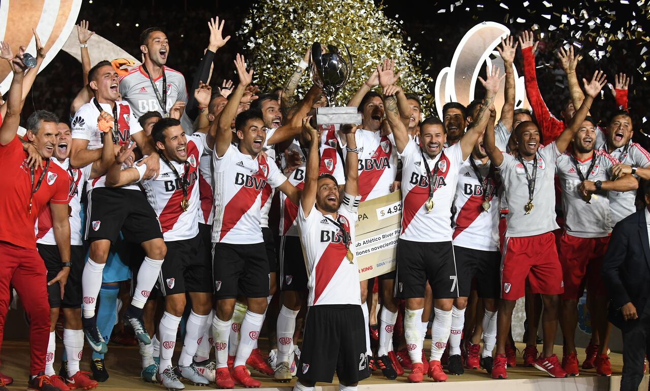 Los jugadores de River Plate levantan el título de campeón de la Supercopa de Argentina 2024.