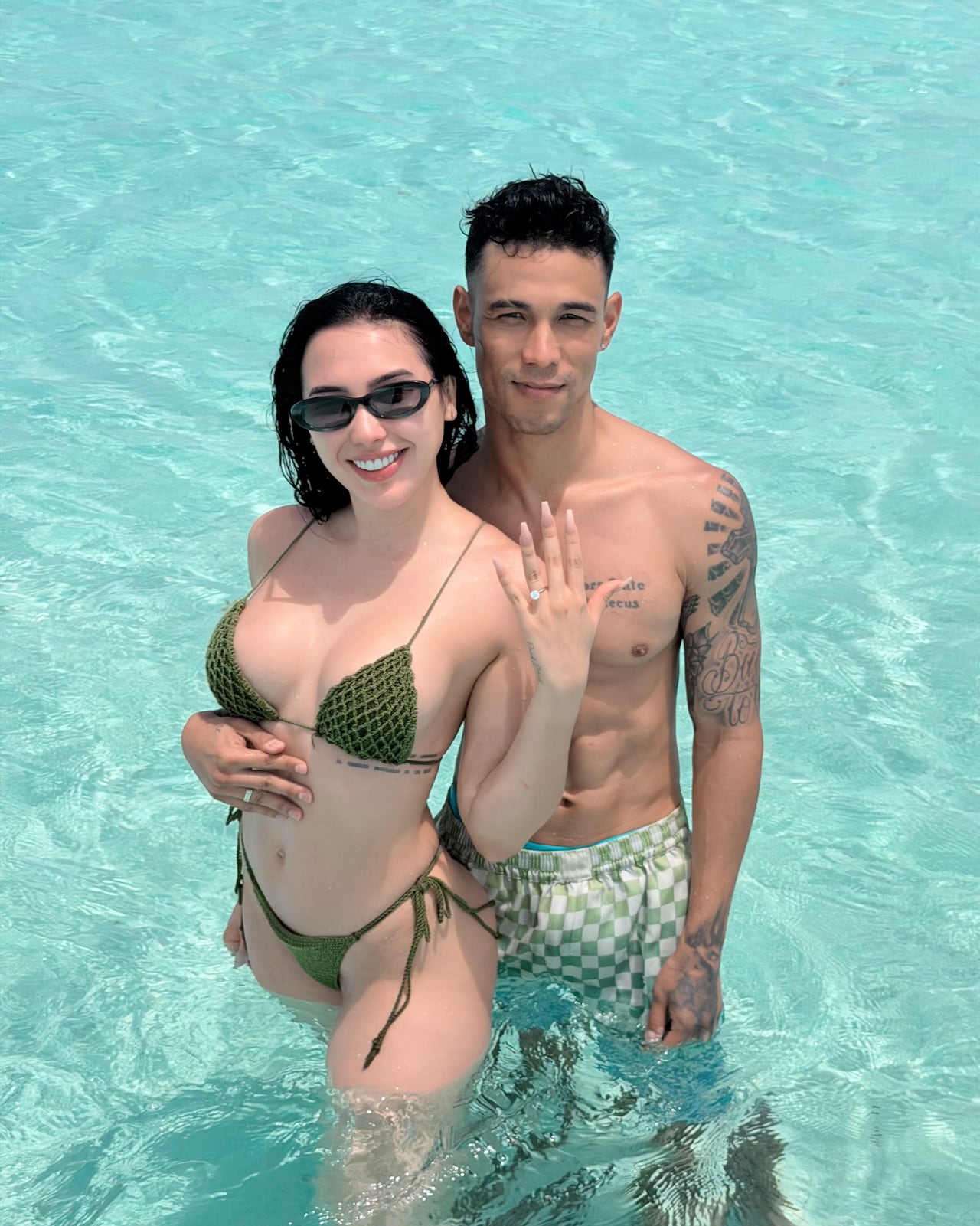 La creadora de contenido se comprometió con su pareja en Las Bahamas.