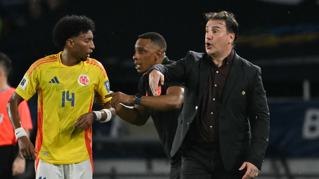 El entrenador argentino de Colombia, Néstor Lorenzo, reacciona durante el partido de las eliminatorias sudamericanas al Mundial de la FIFA 2026 entre Colombia y Bolivia en el estadio Metropolitano Roberto Meléndez en Barranquilla, Colombia, el 4 de septiembre de 2025. (Foto de Luis ACOSTA / AFP)