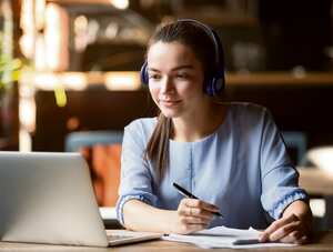 El uso de las nuevas tecnologías ha permitido que sin importar la edad, sea posible estudiar. De esta manera, son muchas las plataformas virtuales que ofrecen cursos y programas de formación en línea.