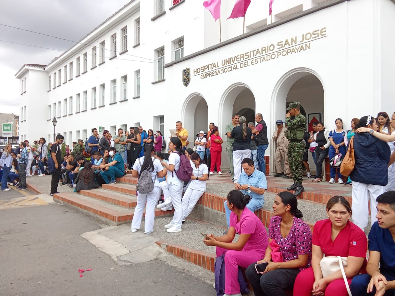 Desde la tarde del pasado lunes 30 de septiembre, más de 2.000 trabajadores del área asistencial del hospital Universitario San José adelantan una protesta por lo que consideran una masacre laboral de la nueva gerencia.