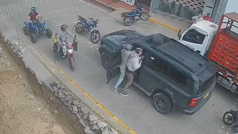 Momento del secuestro del ingeniero Nadín Ortiz y su hermano en Ocaña, captado por cámaras de seguridad.
