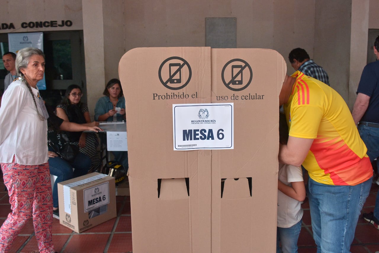 Los colombianos salieron a votar en las urnas para elegir presidente y vicepresidente.