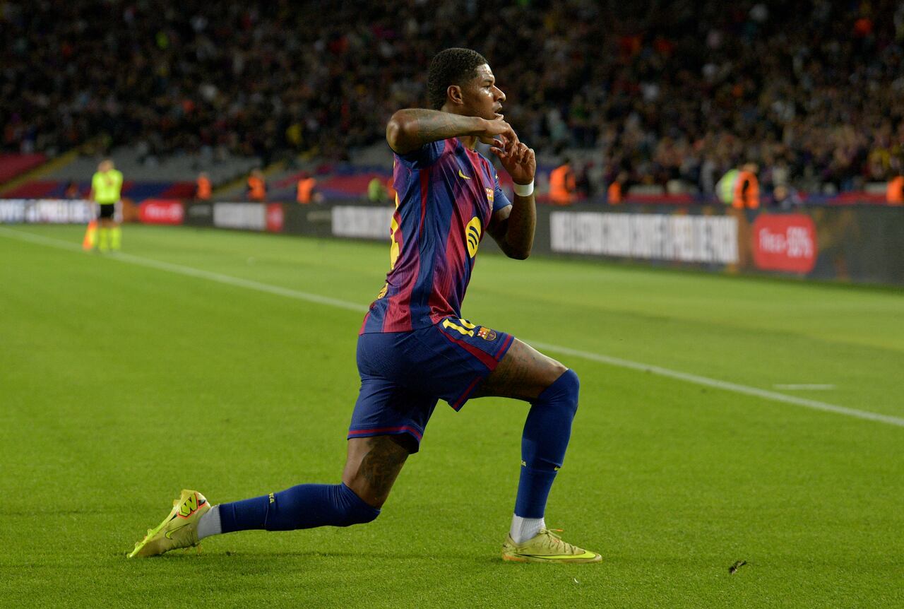 El delantero inglés #14 del Barcelona, Marcus Rashford, celebra marcar el tercer gol de su equipo durante el partido de fútbol de la liga española entre el FC Barcelona y el Elche CF en el Estadi Olimpic Lluis Companys de Barcelona el 2 de noviembre de 2025. (Foto de MANAURE QUINTERO / AFP)