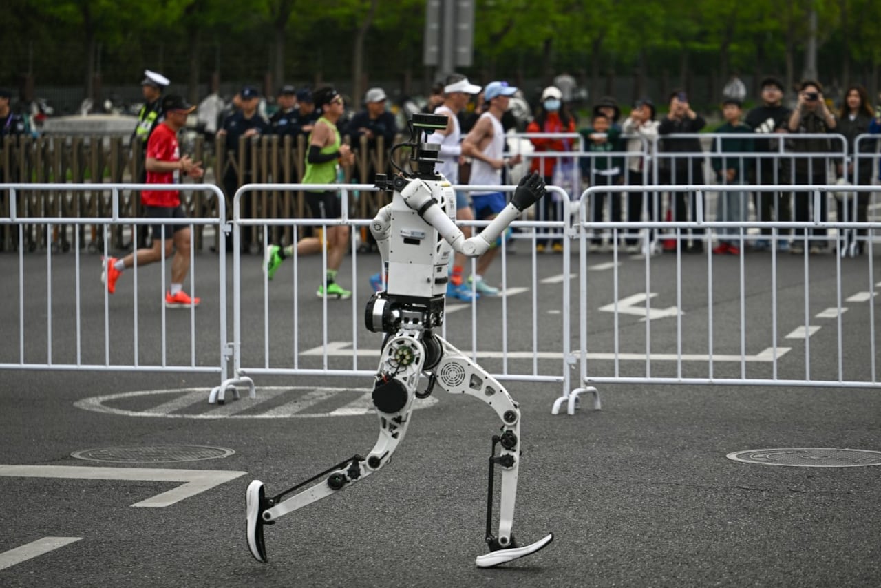 Robots y humanos compitieron en la media maratón de Pekín.