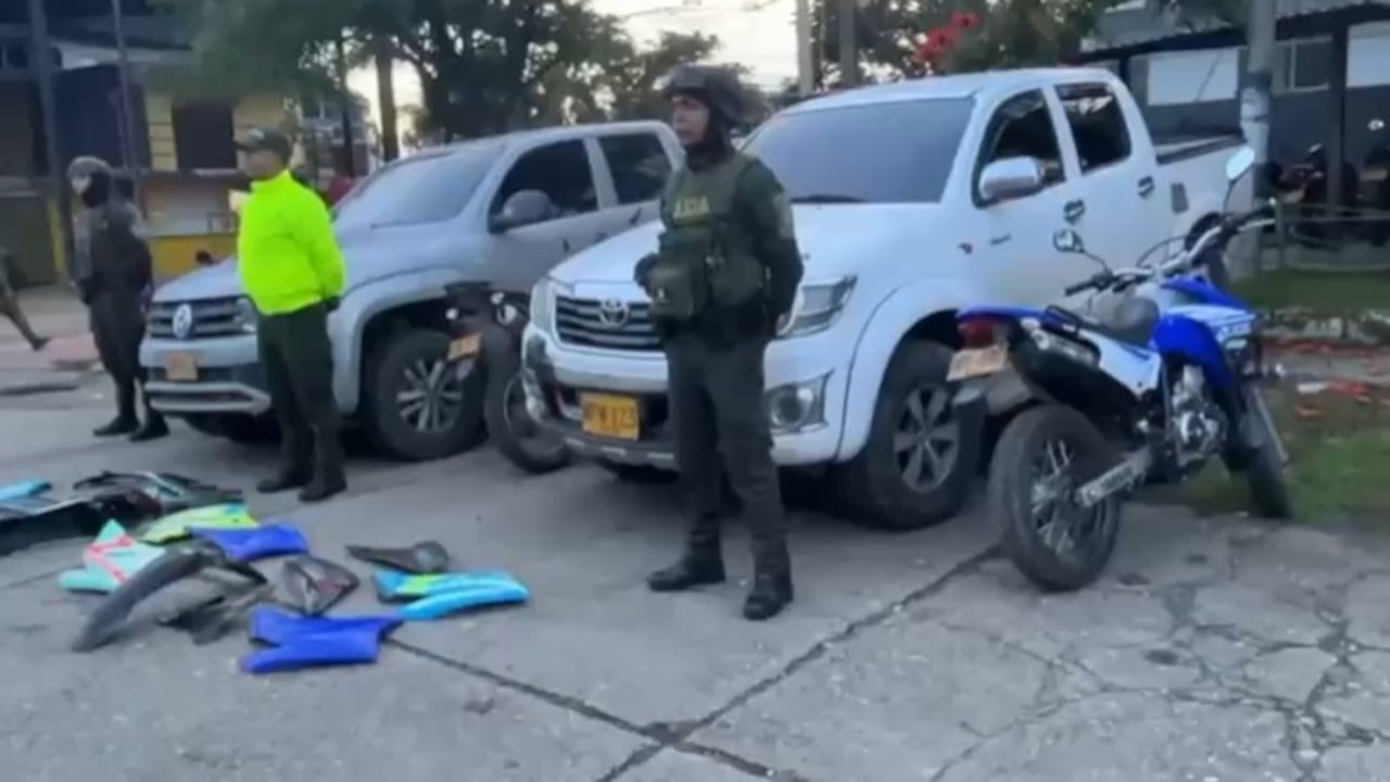 Seis vehículos reportados como robados fueron recuperados durante el allanamiento y puestos a disposición de la Fiscalía.