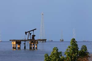 Vista general de las Torres y plataformas petroleras de la Empresa Petrolera Estatal de Venezuela, Compañía Petrolera Venezolana SA (PDVSA). (El crédito de la foto debe ser José Bula Urrutia / Eyepix Group/Future Publishing vía Getty Images)