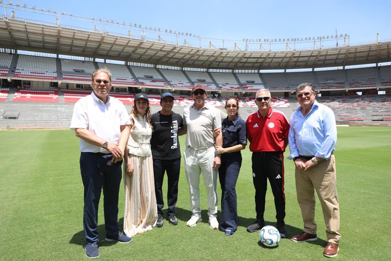 Alejandro Domínguez, presidente de Conmebol en su visita al estadio Metropolitano de Barranquilla para ver el avance de las obras