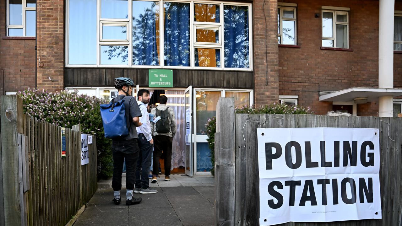 La gente hace cola para votar en un colegio electoral en Londres el 4 de julio de 2024, mientras Gran Bretaña celebra elecciones generales. Los votantes emitirán sus votos a partir de las 7:00 am (06:00 GMT), y las encuestas predicen que el Partido Laborista ganará sus primeras elecciones generales desde 2005, convirtiendo a su líder Keir Starmer en primer ministro. (Foto de Paul ELLIS / AFP)