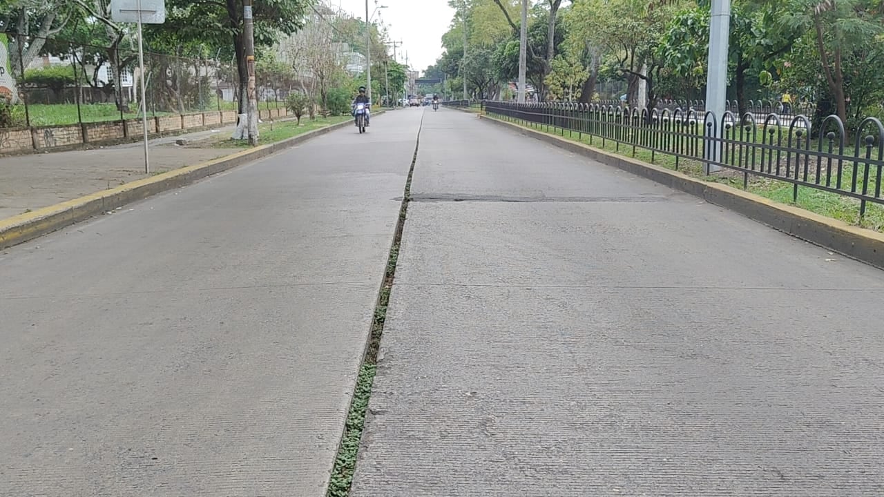 La situación ocurre sobre la Calle 27 entre carreras 42B y 43, donde vecinos solicitan una revisión de la vía y respuestas frente a los reiterados accidentes reportados en la zona.