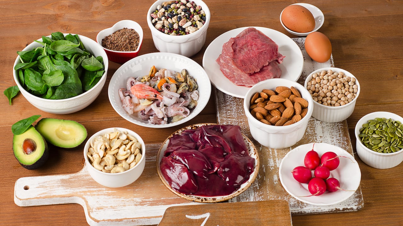 El cuerpo lo obtiene a través de los alimentos.