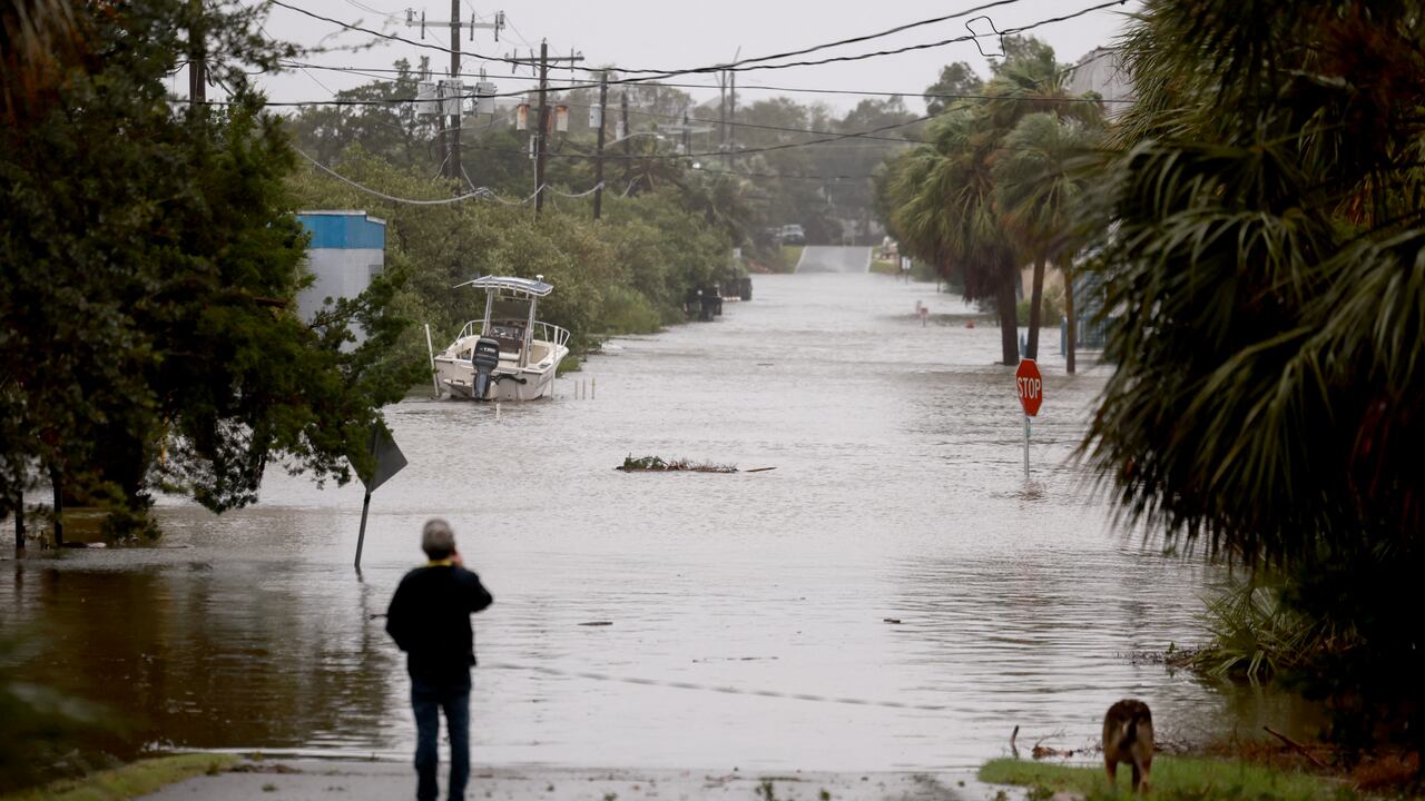 Una persona observa una calle inundada a causa de la lluvia y la marejada ciclónica del huracán Debby el 5 de agosto de 2024 en Cedar Key, Florida.