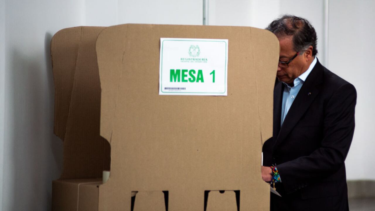 El presidente colombiano Gustavo Petro emite su voto durante las elecciones regionales de Colombia en Bogotá, el 29 de octubre de 2023. (Foto de Sebastian Barros/NurPhoto vía Getty Images)