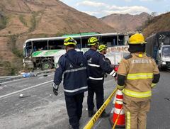 El bus implicado pertenece a la empresa Turismo Andino y su placa de matrícula es XXA 927 y en el momento del accidente transitaba por el kilómetro 49+500 de la vía Panamericana.
