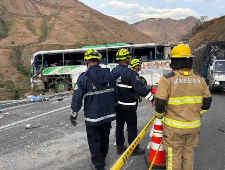 El bus implicado pertenece a la empresa Turismo Andino y su placa de matrícula es XXA 927 y en el momento del accidente transitaba por el kilómetro 49+500 de la vía Panamericana.