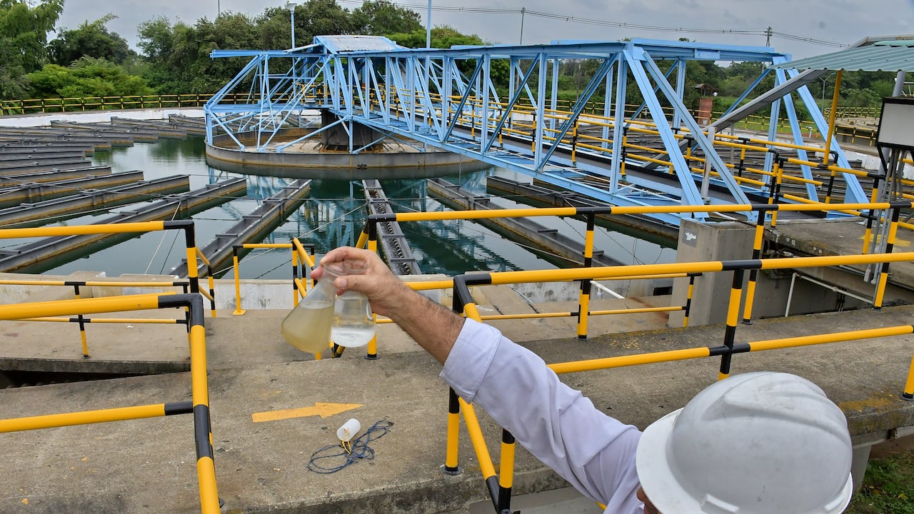 Se intensifica el tratamiento para el agua potable en la plata de puerto mallarino por aumento de su cause por las lluvias de estos días en Cali. Fotos Raúl Palacios / El País / 22 de Abril del 2023 Cali.